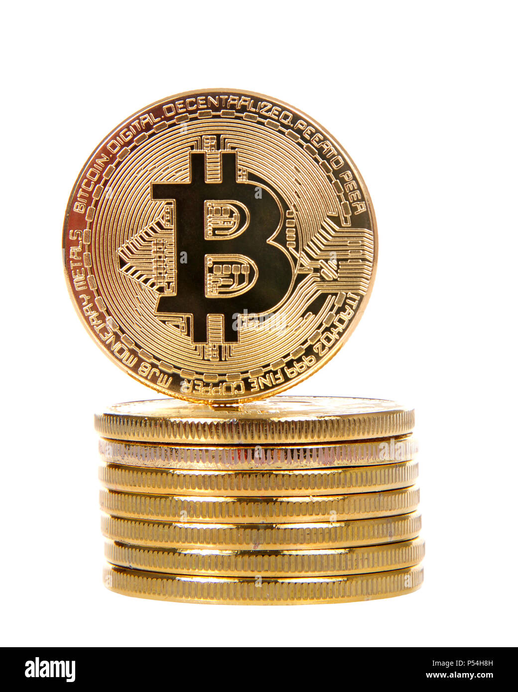Digitale Cryptocurrency Währung. Golden bitcoin Münze gestapelt und auf  weißem Hintergrund. Physikalische bit Münzen Stockfotografie - Alamy