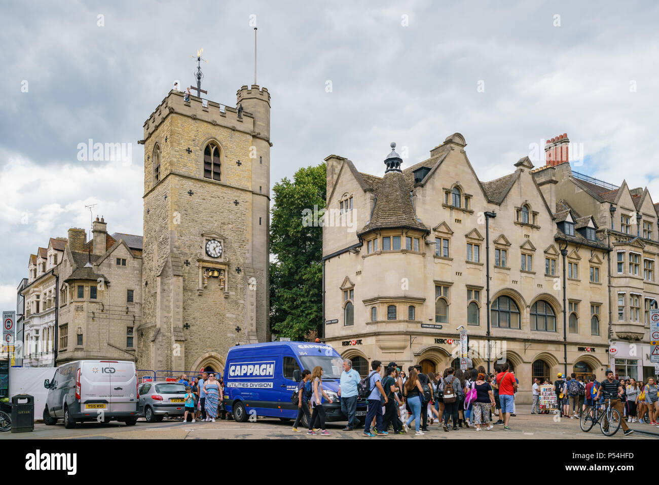 Oxford, Jul 9: Carfax Tower und der HSBC Bank am Jun 9, 2017 in Oxford, Vereinigtes Königreich Stockfoto