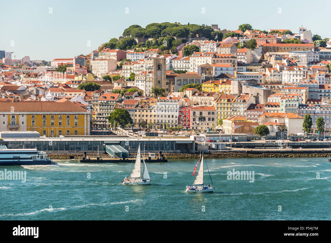 Lissabon, Portugal - 19. Mai 2017: Blick auf Lissabon Stadt mit alter Architektur von Kreuzfahrtschiff, Portugal. Segelyacht im Vordergrund. Stockfoto