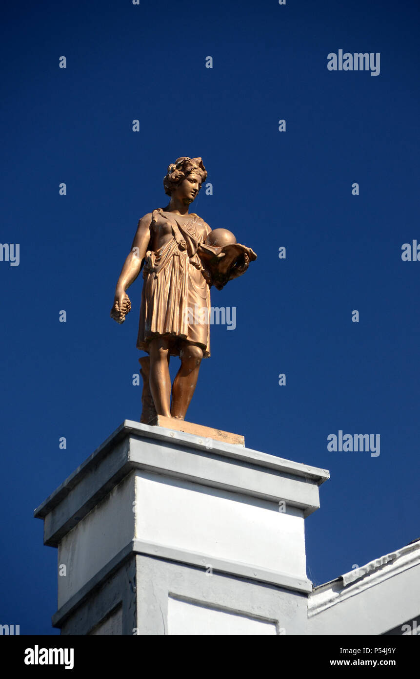 In Sonderborg, Dänemark - 22. Juni 2018: Die goldene Statue schmückt das Dach eines retrostyle Haus. Stockfoto