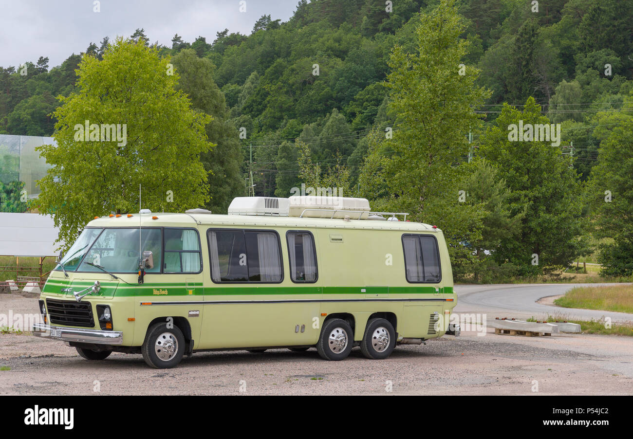 Klassische AMC Doppelachse grün Wohnmobil geparkt Stockfoto