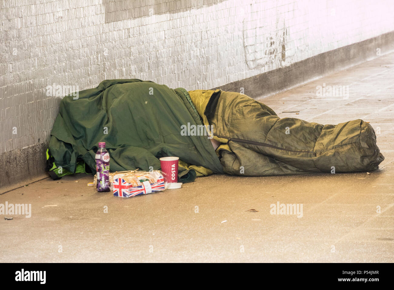 Obdachlosigkeit in einer U-Bahn in Birmingham, England, Großbritannien Stockfoto