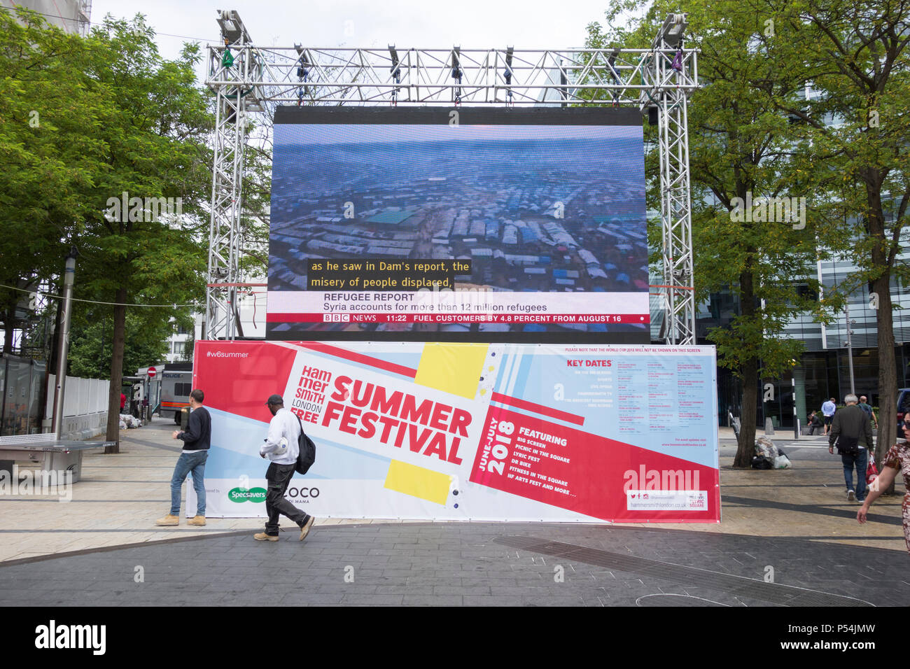 Fernseher mit großem Bildschirm im Lyric Square als Teil der Hammersmith Summer Festival, London, UK Stockfoto