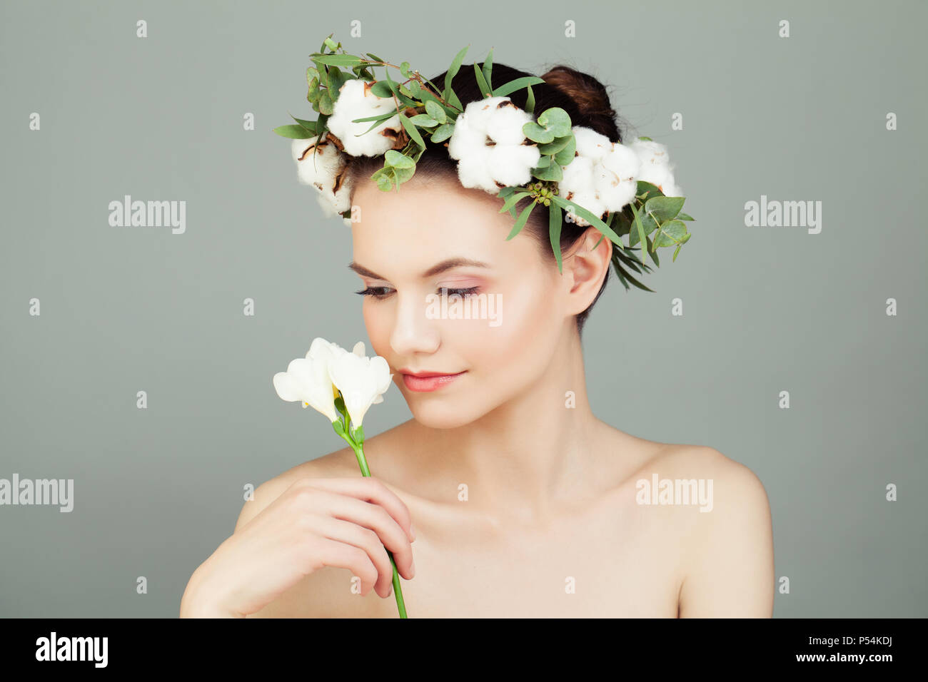 Spa Modell Frau Mit weiße Blume in der Hand. Weiblich Gesicht, gesunde Haut und weiße Baumwolle Blumen Stockfoto