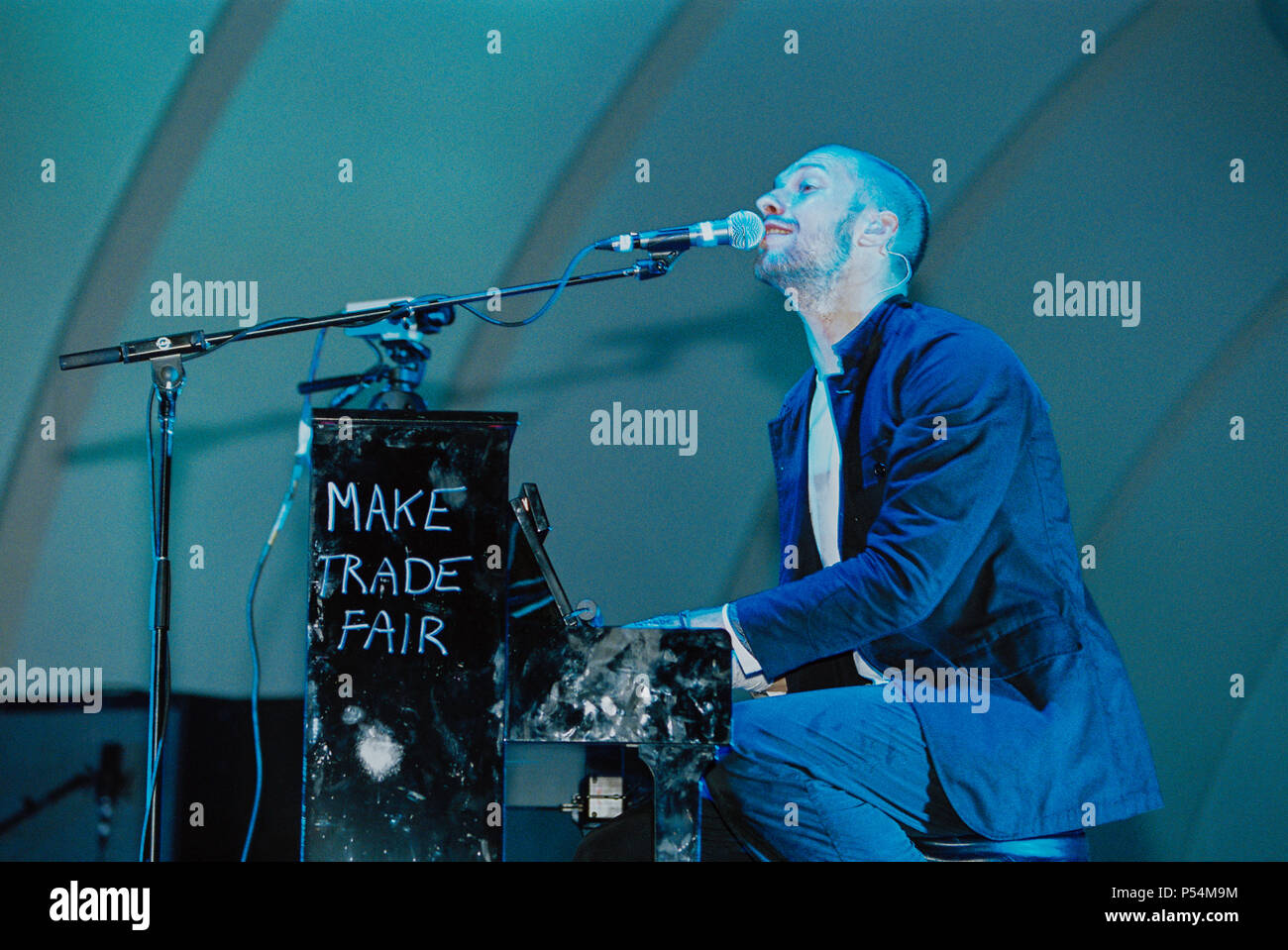 Chris Martin Sänger in Coldplay durchführen am 31. Mai 2003 Hollywood Bowl, Hollywood, Los Angeles, Kalifornien, Vereinigte Staaten von Amerika. Stockfoto