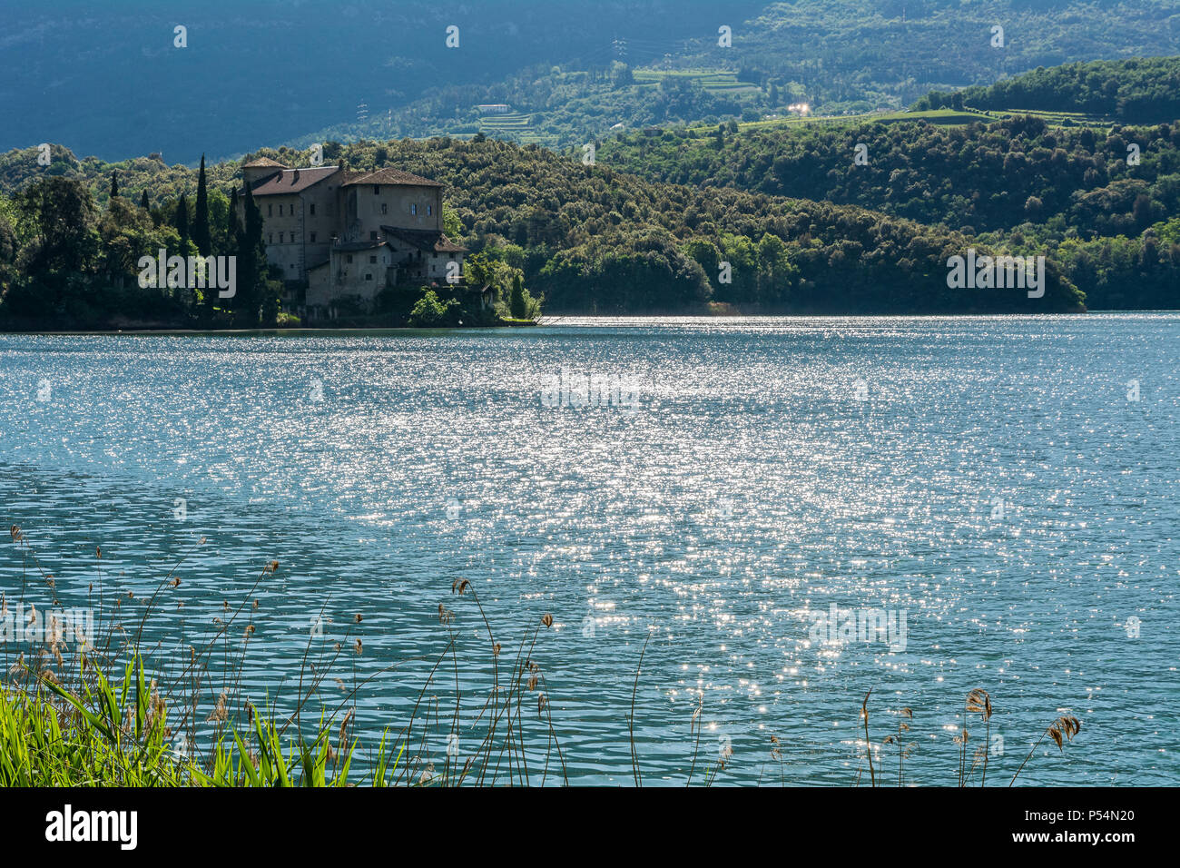 Lago di Toblino und dem berühmten Schloss Toblino - Trentino Alto Adige, Italien Stockfoto