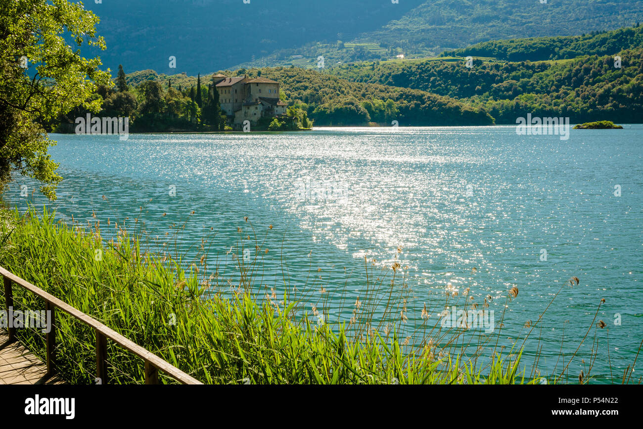 Lago di Toblino und dem berühmten Schloss Toblino - Trentino Alto Adige, Italien Stockfoto