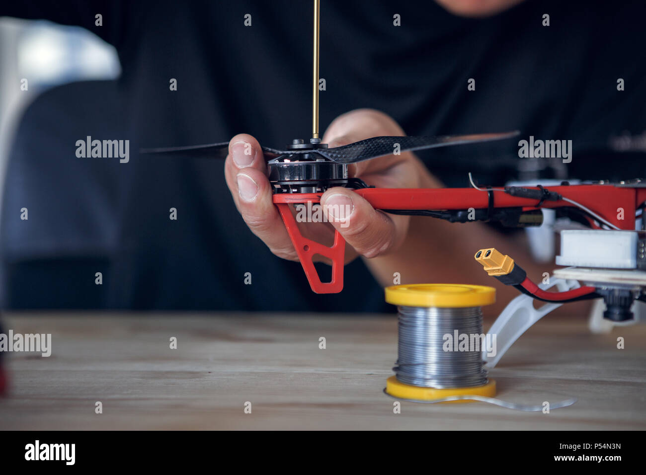 Foto von Mann mit Schraubendreher Reinigung quadrocopter Stockfoto