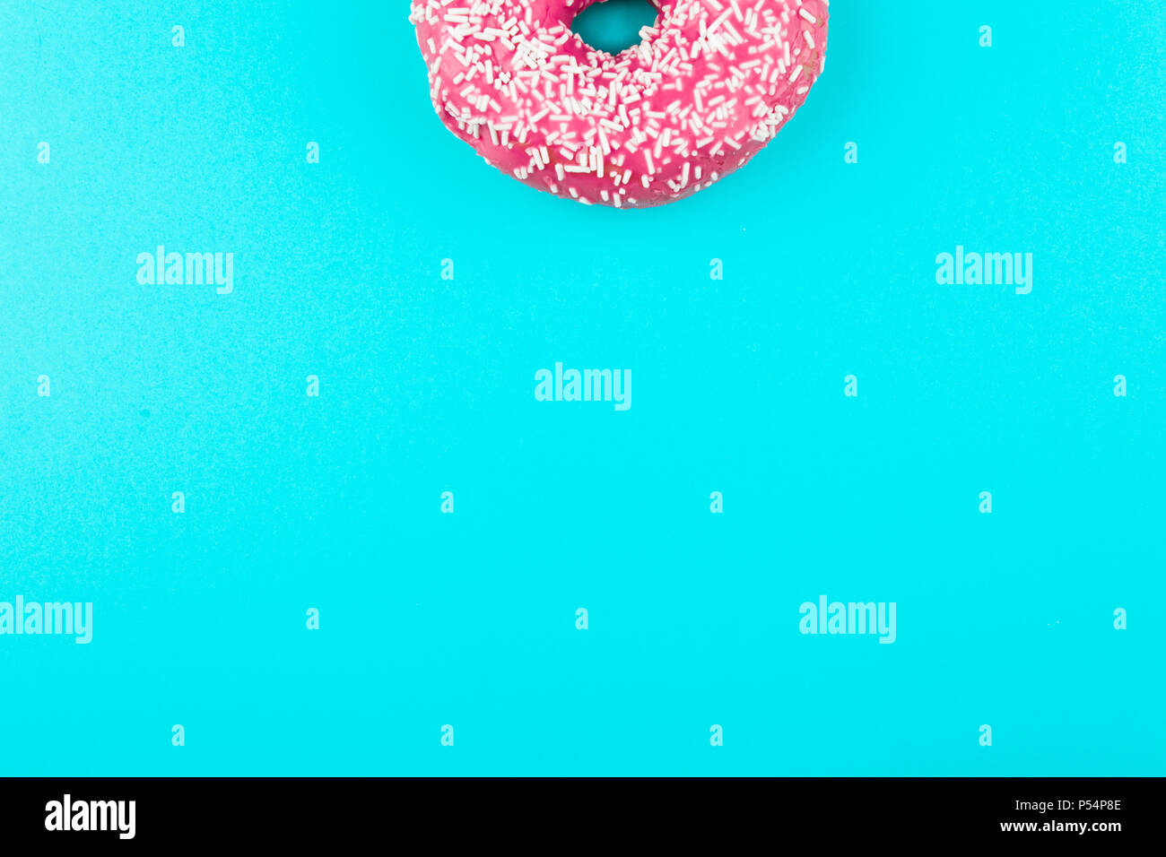 Ein rosa isoliert Donut auf einer Münze Hintergrund Stockfoto