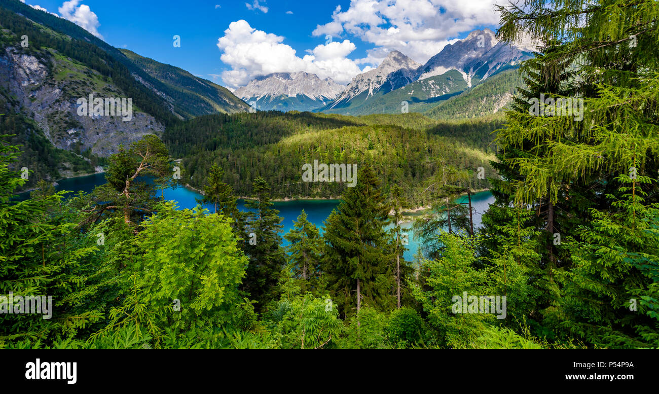 Sch ne Bergwelt Und Panoramablick Von Der Rastplatz zugspitzblick Am sch-ne-bergwelt-und-panoramablick-von-der-rastplatz-zugspitzblick-am