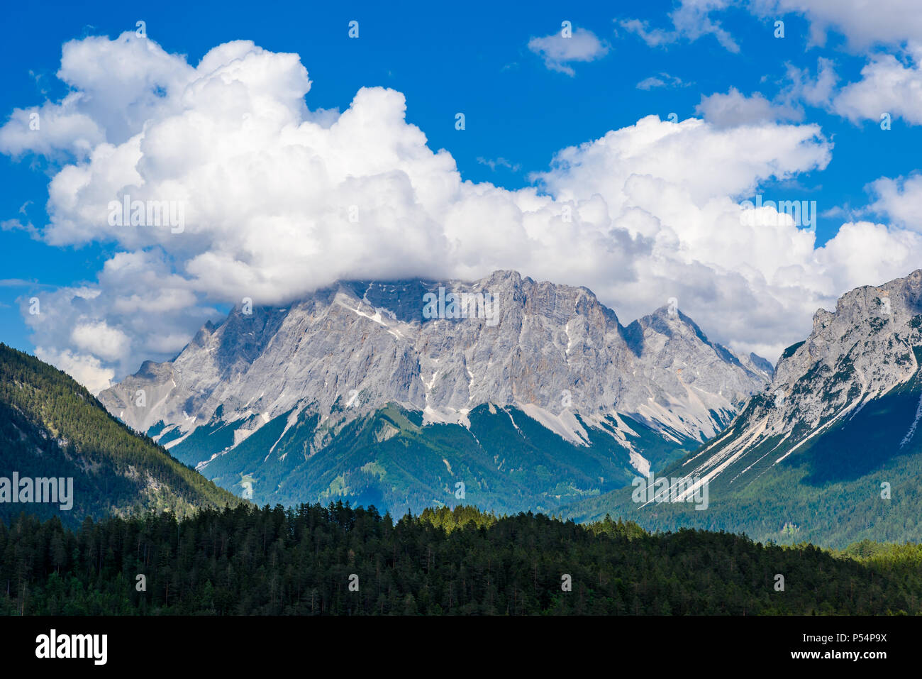 Sch ne Bergwelt Und Panoramablick Von Der Rastplatz zugspitzblick Am sch-ne-bergwelt-und-panoramablick-von-der-rastplatz-zugspitzblick-am
