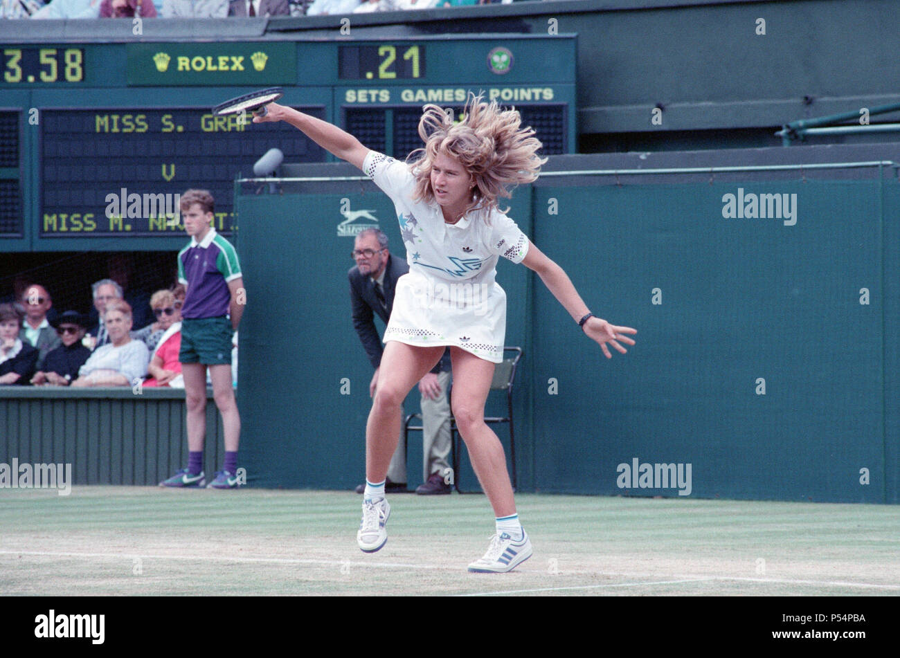 Steffi Graf dargestellt in Aktion in der Wimbledon Damen Singles Finale am 2. Juli 1988. Steffi Graf beats aktuelle 6-mal Titelverteidiger Martina Navratilova, die Wimbledon Damen Singles Finale am 2. Juli 1988 zu gewinnen. Nach Graf nahm eine 5-3 Führung im ersten Satz, Navratilova sechs gerade Spiele, so dass Ihr den ersten Satz zu gewinnen und eine Leitung 2-0 in den zweiten Satz nehmen gewonnen. Graf kam dann zurück gewinnt 12 der nächsten 13 Spiele und das Match. Steffi Graf das erste von 7 Wimbledon singles Titel gewinnt. 1988, 1989, 1991, 1992, 1993, 1995, 1996 Aufnahme der 2. Juli 1988 Stockfoto