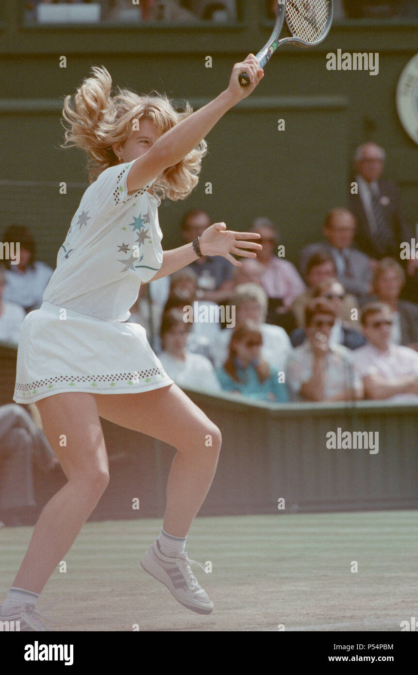 Steffi Graf dargestellt in Aktion in der Wimbledon Damen Singles Finale am 2. Juli 1988. Steffi Graf beats aktuelle 6-mal Titelverteidiger Martina Navratilova, die Wimbledon Damen Singles Finale am 2. Juli 1988 zu gewinnen. Nach Graf nahm eine 5-3 Führung im ersten Satz, Navratilova sechs gerade Spiele, so dass Ihr den ersten Satz zu gewinnen und eine Leitung 2-0 in den zweiten Satz nehmen gewonnen. Graf kam dann zurück gewinnt 12 der nächsten 13 Spiele und das Match. Steffi Graf das erste von 7 Wimbledon singles Titel gewinnt. 1988, 1989, 1991, 1992, 1993, 1995, 1996 Aufnahme der 2. Juli 1988 Stockfoto