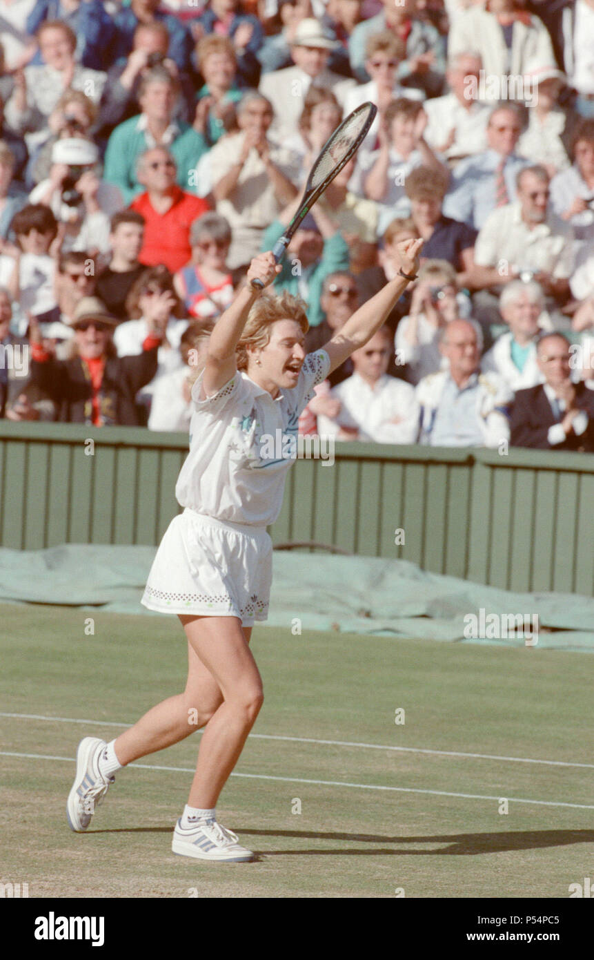 Steffi Graf dargestellt, als sie ihre erste Wimbledon Damen Finale feiert gewinnen. Steffi Graf beats aktuelle 6-mal Titelverteidiger Martina Navratilova, die Wimbledon Damen Singles Finale am 2. Juli 1988 zu gewinnen. Nach Graf nahm eine 5-3 Führung im ersten Satz, Navratilova sechs gerade Spiele, so dass Ihr den ersten Satz zu gewinnen und eine Leitung 2-0 in den zweiten Satz nehmen gewonnen. Graf kam dann zurück gewinnt 12 der nächsten 13 Spiele und das Match. Steffi Graf das erste von 7 Wimbledon singles Titel gewinnt. 1988, 1989, 1991, 1992, 1993, 1995, 1996 Aufnahme der 2. Juli 1988 Stockfoto