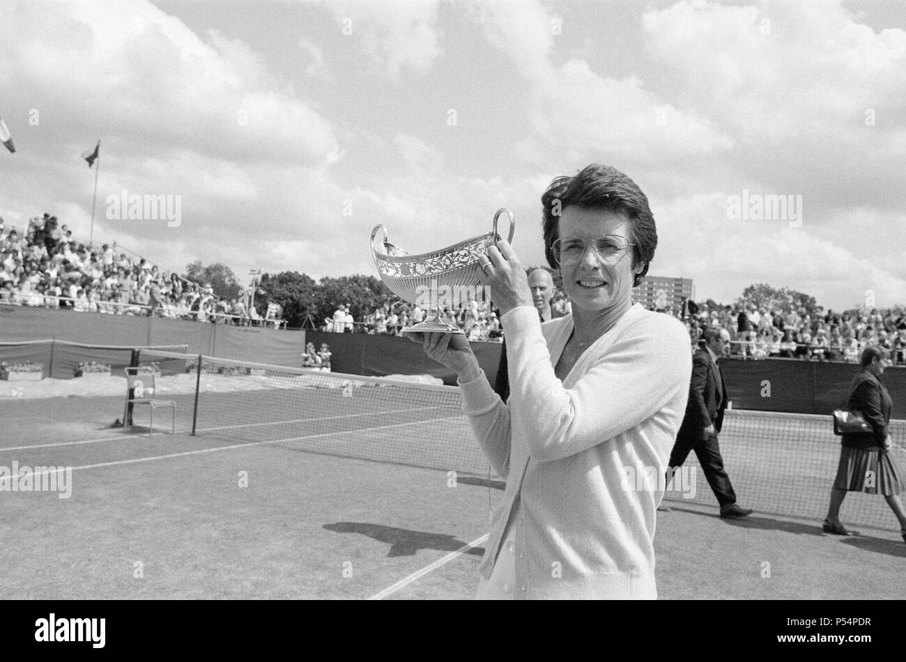 1983 Edgbaston Schale, an der Edgbaston Priorat Club in Birmingham, England, 6. bis 12. Juni 1983. Unser Bild zeigt, Billie Jean King nach dem Gewinn Damen Einzel Finale, Sonntag, 12. Juni 1983. Dies war King's Letzte singles Turniertitel ihrer Karriere und sie wurde die älteste WTA Player an ein Turnier gewinnen singles an 39 Jahre, 7 Monate und 23 Tage. Stockfoto