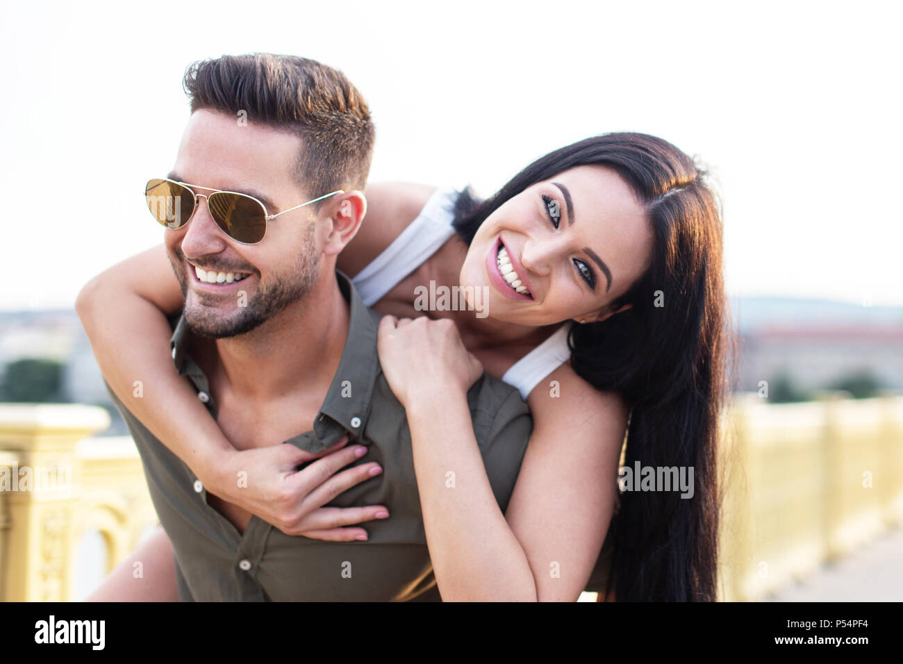 Glückliches junges Paar haben Spaß im Freien, Huckepack, Liebe Stockfoto