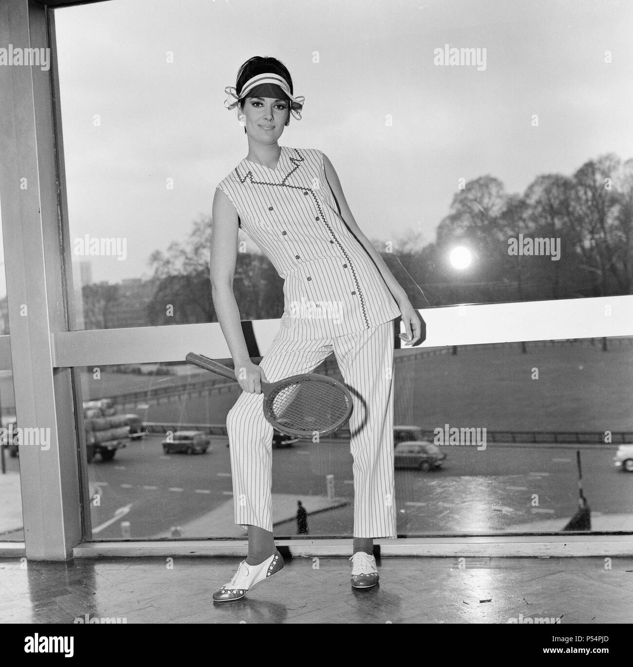 Ted Tinling entworfen 1967 Tennis Mode Collection, London, 5. Januar 1967 tragen. Unser Bild zeigt... Mary Ford tragen zweireihiger Hosenanzug in Dracron Polyester und Baumwolle. Stockfoto