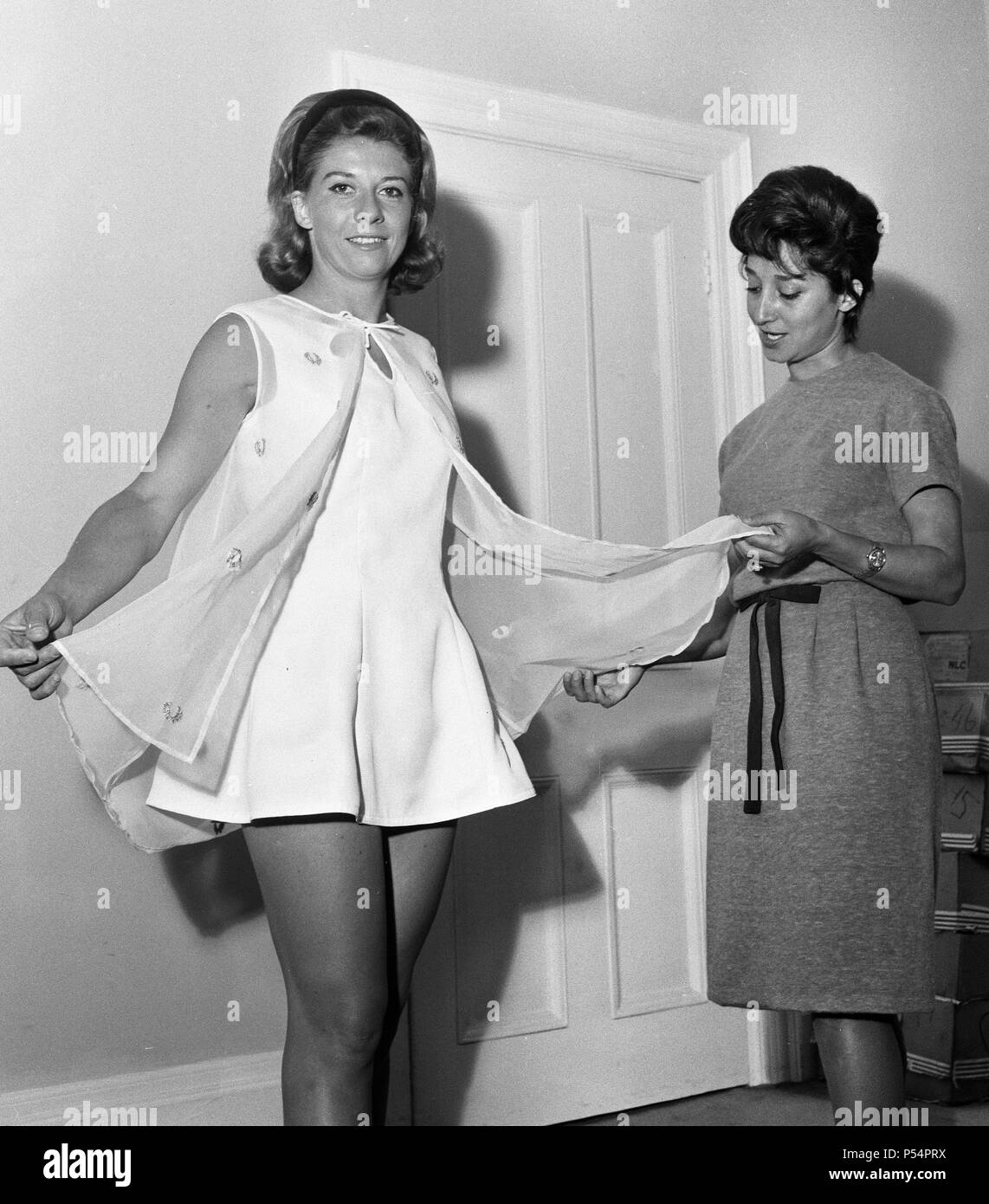 Vor Wimbledon Moden Fotoshooting Lea Pericoli Das Tragen Einer Prinzessin Line Tennis Kleid In Tricel Mit Blutenblatt Aussparungen Am Ausschnitt Gekront Von Einem Nylon Organza Cloack Bestickt Mit Einer Goldenen Lorbeerkranz Motiv