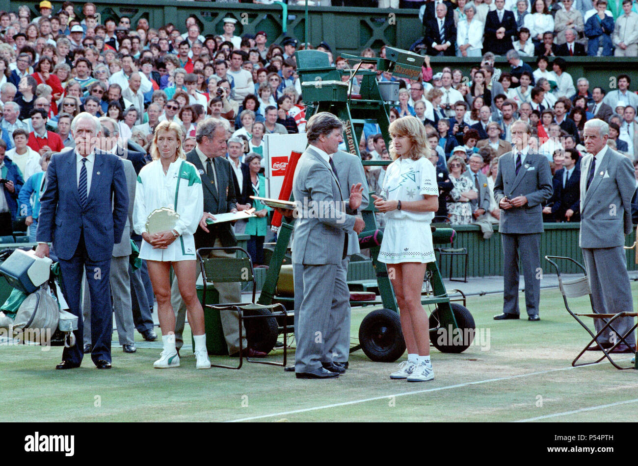 Sieger Steffi Graf und Martina Navratilova Bild rechts, links halten Sie die Nächstplatzierten Platte. Steffi ist im Gespräch mit Alan Mills, Wimbledon Schiedsrichter. Steffi Graf aktuelle 6-mal Titelverteidiger Martina Navratilova, die Wimbledon Damen Singles Finale am 2. Juli 1988 zu gewinnen. Nach Graf nahm eine 5-3 Führung im ersten Satz, Navratilova sechs gerade Spiele, so dass Ihr den ersten Satz zu gewinnen und eine Leitung 2-0 in den zweiten Satz nehmen gewonnen. Graf kam dann zurück gewinnt 12 der nächsten 13 Spiele und das Match. Steffi Graf das erste von 7 Wimbledon singles Titel gewinnt. 1988, 1989, 1991, 1992, 1993, 1995, 199 Stockfoto