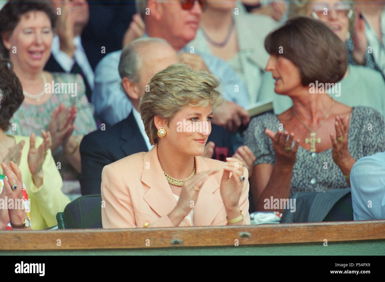 Ihre königliche Hoheit die Prinzessin von Wales, Prinzessin Diana, besucht die 1993 Herren Einzel Wimbledon Tennis Finale. In anderen Frames in diesem Satz, die Prinzessin ist Sitzen neben ihrer Mutter Frances Shand Kydd. In Bezug auf das Match, Pete Sampras besiegte Jim Courier 7 - 6, 7 - 6, 3 - 6, 6 - 3 in der Endrunde der Herren singles Titel an der Wimbledon Championships 1993 zu gewinnen. Dies war die erste von Pete's Open Ära Aufzeichnung von sieben Wimbledon Titeln. Bild 4. Juli 1993 Stockfoto