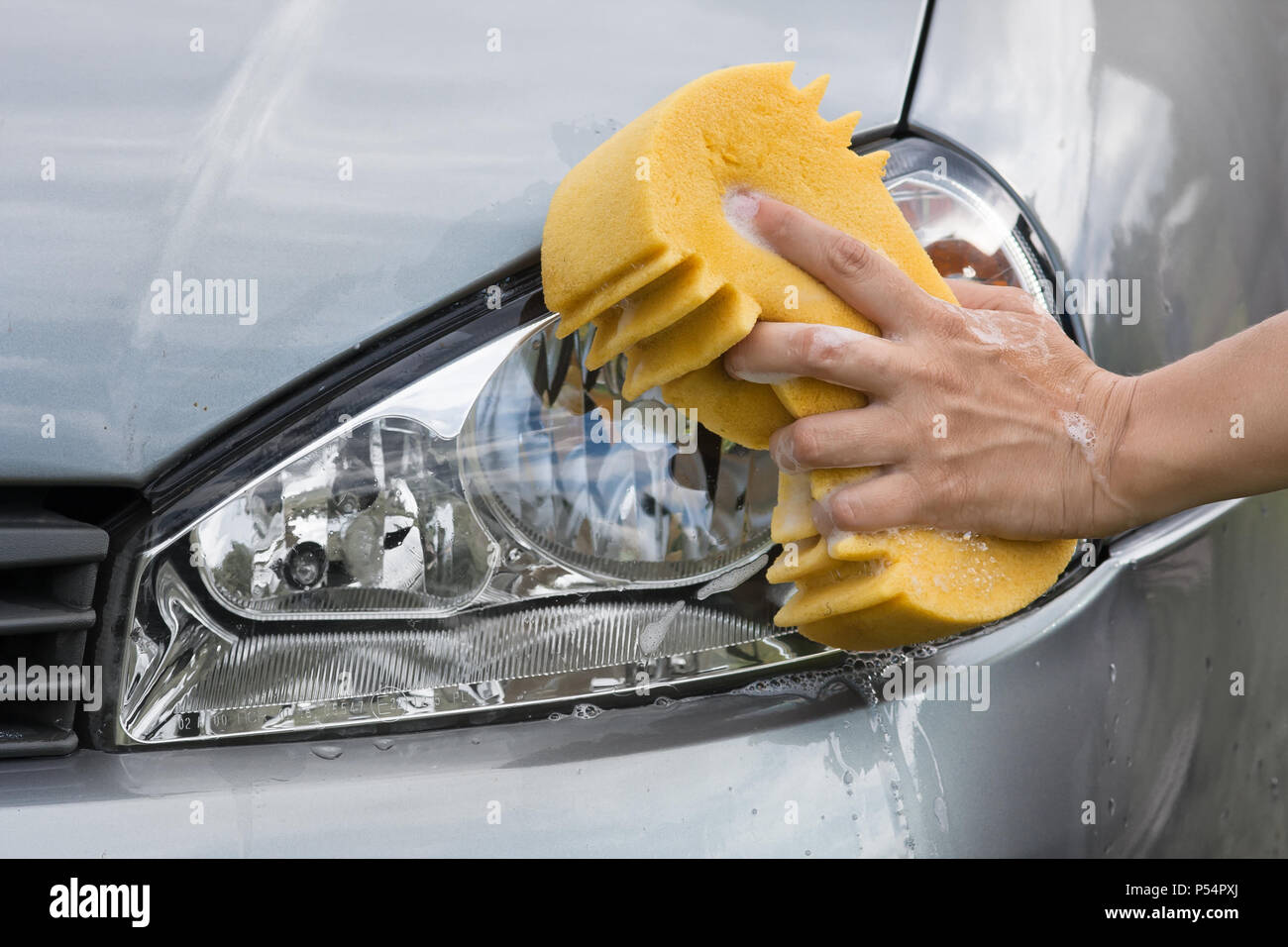 Hand Mit Gelbem Schwamm Und Seife Waschen Das Auto Stockbild