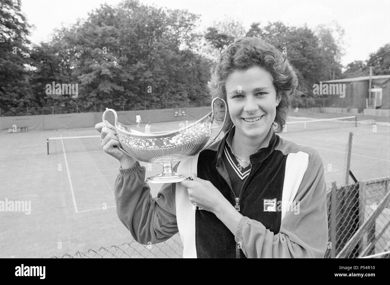 1985 Edgbaston Schale, an der Edgbaston Priorat Club in Birmingham, England, 10. bis 16. Juni 1985. Unser Bild zeigt, Post match Foto-Call, Titelverteidiger Pam Shriver behält ihren Titel. Dies ist der Shriver dritten Titel des Jahres und dem 10. ihrer Karriere, Sonntag, 16. Juni 1985. Stockfoto