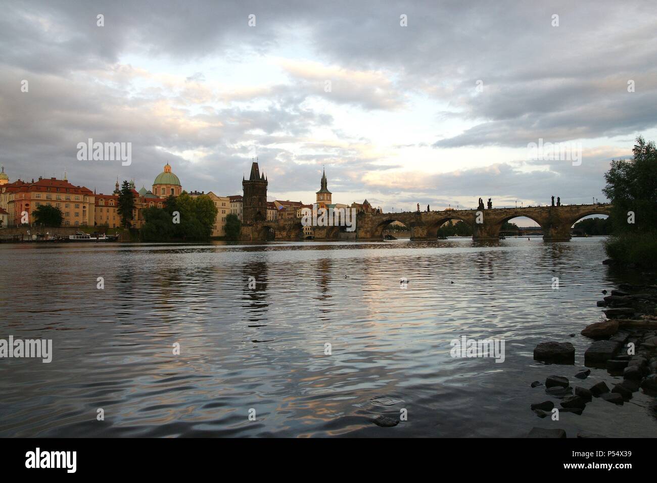 Tschechische Republik. Prag. Blick auf die Karlsbrücke und Vltrava Fluss. Stockfoto