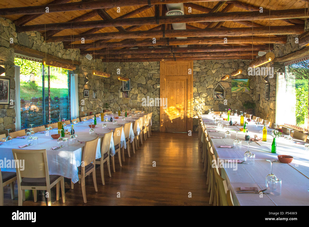 Gedeckten Tische im Restaurant Zanave Mrizi ich in Fishte, Albanien Stockfoto