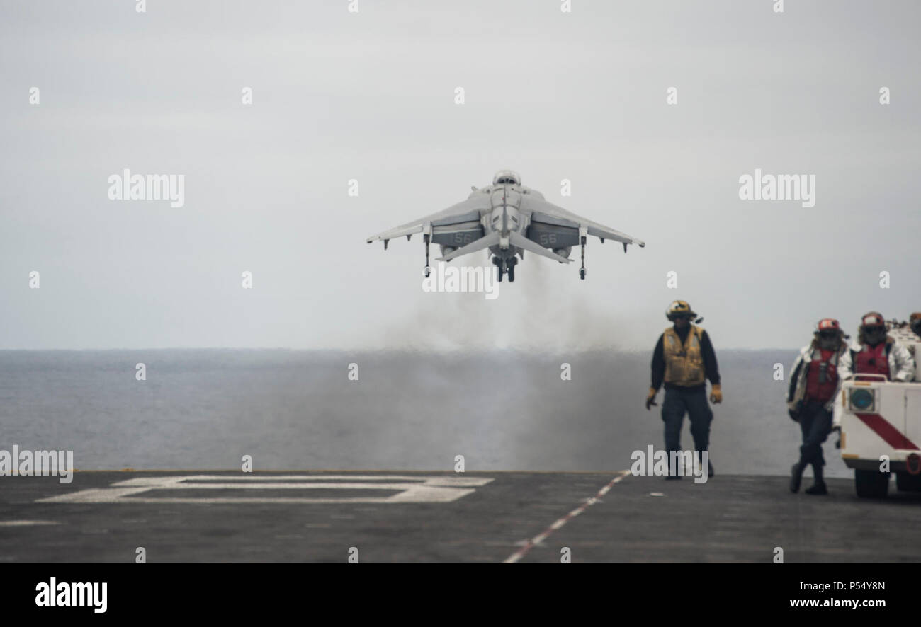 Ozean (11. Mai 2017) Ein AV-8B Harrier, zugeordnet zu den Grat Läufer der Marine Medium Tiltrotor Squadron (VMM) 163 (verstärkt), zieht aus der Flight Deck der Amphibisches Schiff USS Makin Island (LHD8). Der Makin Island Amphibious Ready Gruppe und 11 Marine Expeditionary Unit sind wieder in Südkalifornien von sieben - Monat der Bereitstellung in den USA 3., 5. und 7 Flotte Arbeitsgebiete. Stockfoto