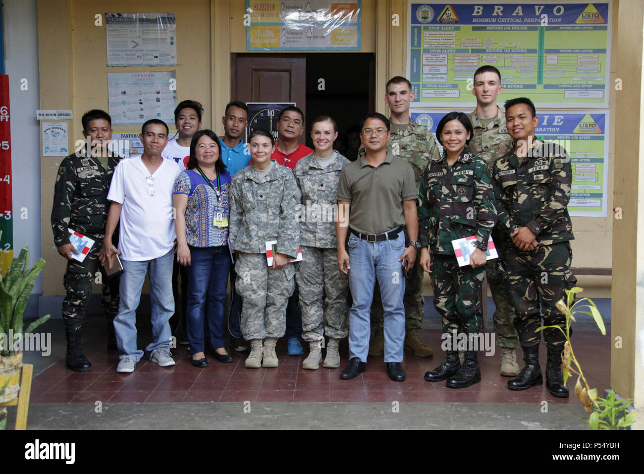 Philippinischen und US-Soldaten posieren für ein Foto nach dem Lernen Bereiche von Interesse für die Prävention, Planung und Entwicklung von humanitären Management für Katastrophenhilfe als Teil der Balikatan 2017 in Neuenkirchen, Stadt, Nueva Ecija, 10. Mai 2017. Balikatan ist eine jährliche US-Philippinischen bilaterale militärische Übung auf einer Vielzahl von Missionen, einschließlich humanitärer Hilfe und Katastrophenhilfe, Terrorismusbekämpfung und andere kombinierte militärische Operationen ausgerichtet. Stockfoto