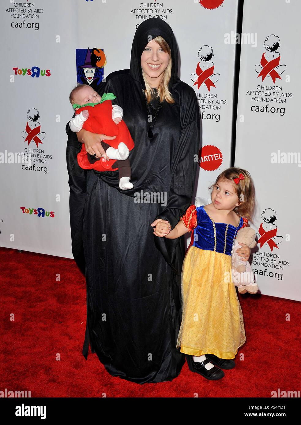 Jodie Sweetin kids - 17. jährlichen Dream Halloween an der Barker Hangar in Santa Monica. Los Angeles. Jodie Sweetin Kids 69 Veranstaltung in Hollywood Leben - Kalifornien, Red Carpet Event, USA, Filmindustrie, Prominente, Fotografie, Bestof, Kunst, Kultur und Unterhaltung, prominente Mode, Besten, Hollywood Leben, Event in Hollywood Leben - Kalifornien, Roter Teppich und backstage, Musik Prominente, Topix, Paar, Familie (Mann und Frau) und Kids - Kinder, Brüder und Schwestern anfrage tsuni@Gamma-USA.com, Kredit Tsuni/USA, 2010 Stockfoto