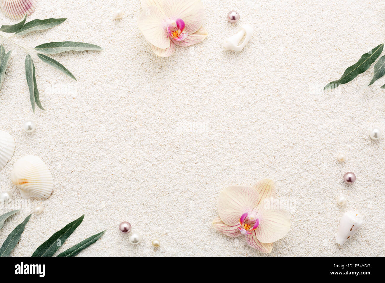 Sommer frame von Muschelschalen, Blumen & Perlen auf weißem Sand. Pastellfarben Hintergrund, Kopieren, Ansicht von oben. Entspannung Spa-Konzept. Stockfoto