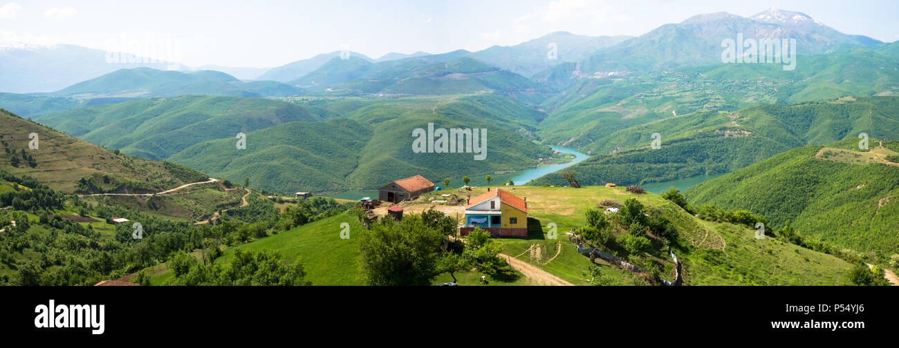 Blick auf die Landschaft zwischen Kukes und Peshkopi im östlichen Teil von Albanien Stockfoto
