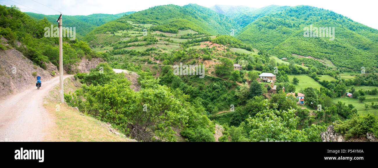 Blick auf die Landschaft zwischen Kukes und Peshkopi im östlichen Teil von Albanien Stockfoto