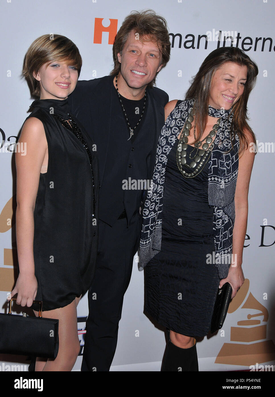 Jon Bon Jovi und Frau und Tochter 114 - Clive Davis Pre-Grammy Gala im Beverly Hilton in Los Angeles. Jon Bon Jovi und Frau und Tochter 114 Veranstaltung in Hollywood Leben - Kalifornien, Red Carpet Event, USA, Filmindustrie, Prominente, Fotografie, Bestof, Kunst, Kultur und Unterhaltung, prominente Mode, Besten, Hollywood Leben, Event in Hollywood Leben - Kalifornien, Roter Teppich und backstage, Musik Prominente, Topix, Paar, Familie (Mann und Frau) und Kids - Kinder, Brüder und Schwestern anfrage tsuni@Gamma-USA.com, Kredit Tsuni/USA, 2010 Stockfoto