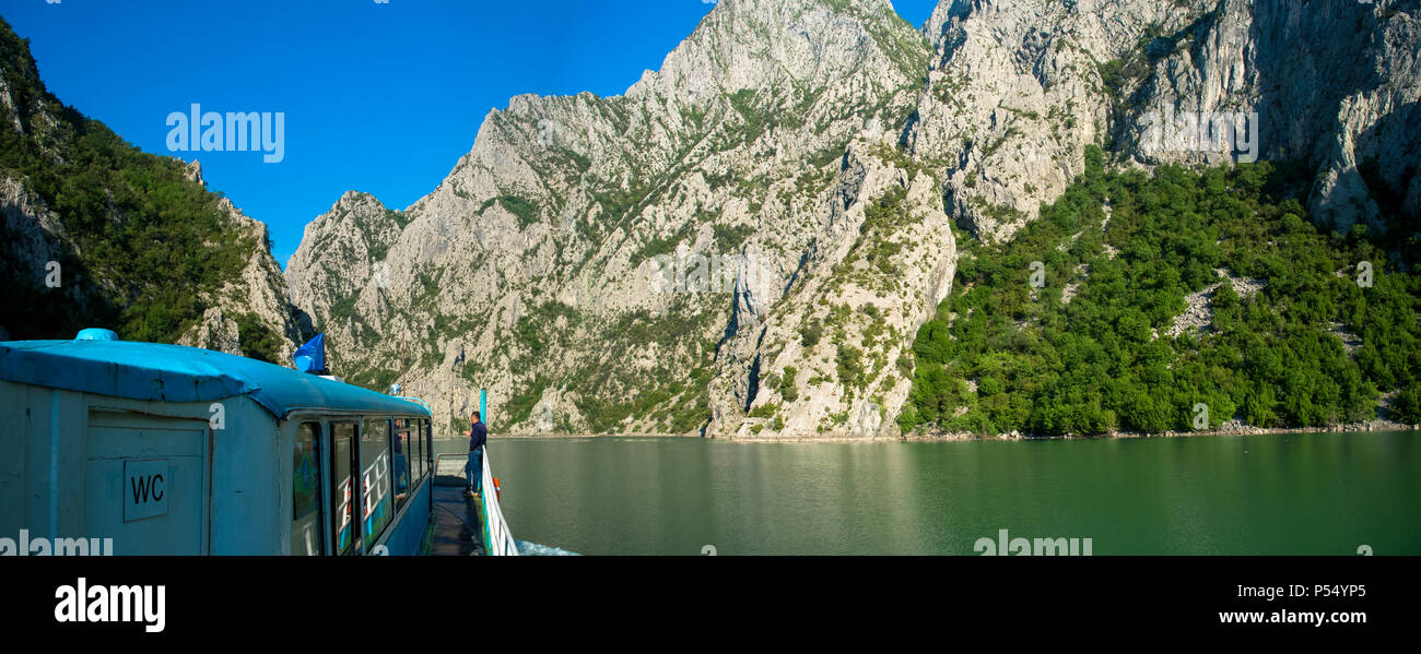 Bootsfahrt durch die Schlucht zwischen Fierza und Komani in Albanien Stockfoto