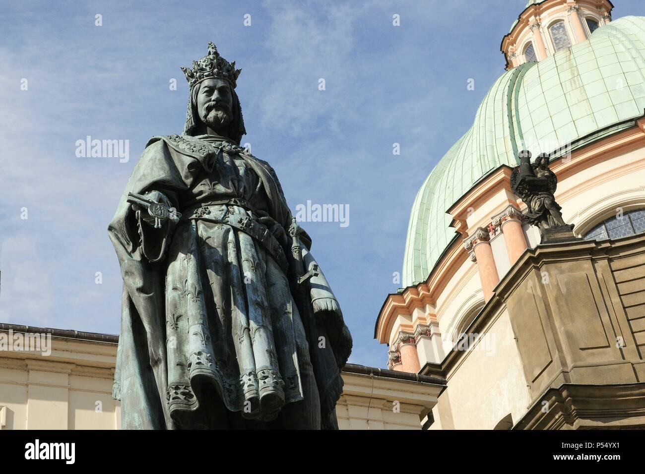 Karl IV. von Luxemburg, ich von Böhmen und IV in Deutschland (1316-1378). Kaiser des Heiligen römischen Reiches und König von Böhmen. Statue in der Nähe der Charles Brücke, 1848. Prag. Der Tschechischen Republik. Stockfoto