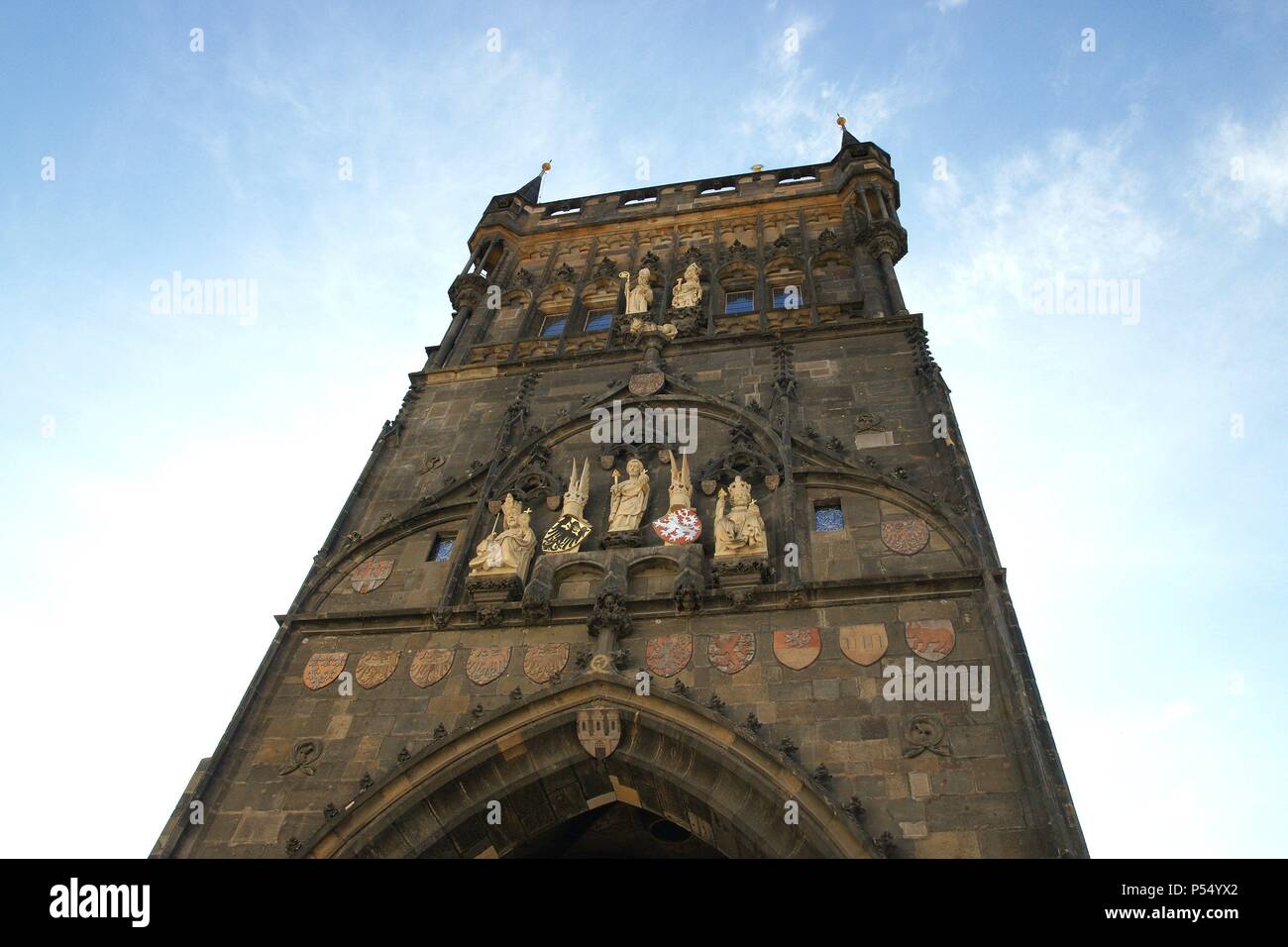 Tschechische Republik. Prag. Altstädter Brückenturm. Gotische Gebäude von Petr Parler als Schmuck für die Karlsbrücke. Stockfoto