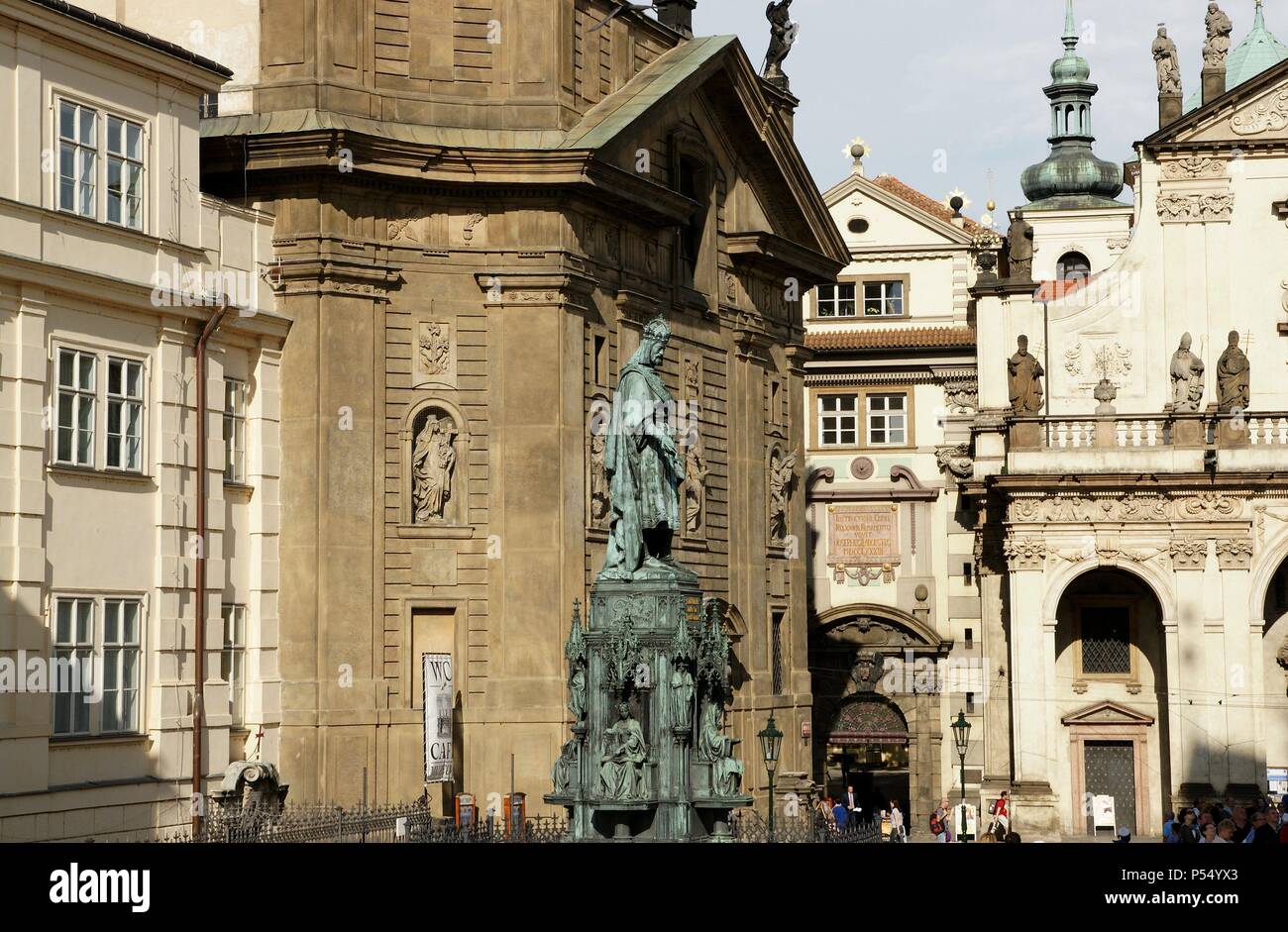 Karl IV. von Luxemburg, ich von Böhmen und IV in Deutschland (1316-1378). Kaiser des Heiligen römischen Reiches und König von Böhmen. Statue in der Nähe der Charles Brücke, 1848. Prag. Der Tschechischen Republik. Stockfoto