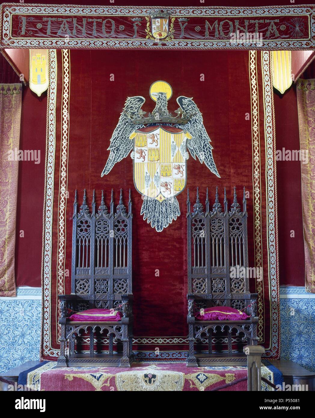 Spanien. Segovia. Der Alcazar. Burg und Residenz des Monarchen von Königreich von Kastilien. Der Saal des Thrones. Zwei Throne trägt die Wappen der katholischen Könige. Stockfoto