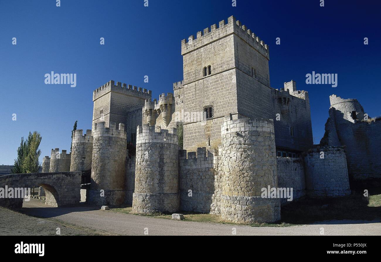 Spanien. Kastilien und Leon. Ampudia. Mittelalterliche Burg. Festung aus dem 15. Jahrhundert. Stockfoto