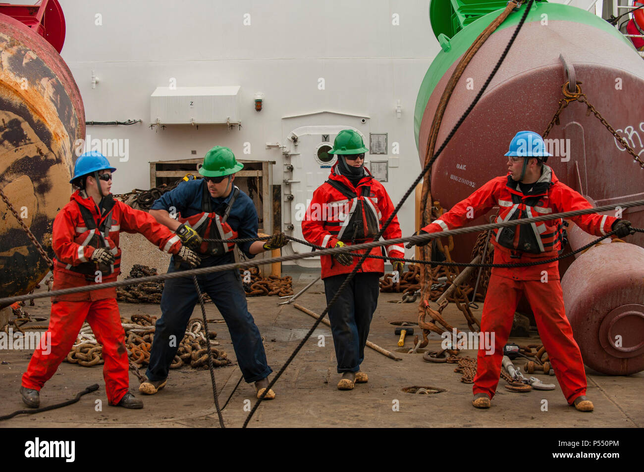 Coast Guard Cutter Eiche Crewmitglieder griff ein tendenziell als 12.000-Pound Boje an Deck geholt, Mittwoch, 10. Mai 2017, an der Küste von Massachusetts. Coast Guard Cutter Eiche ist eine 225-Fuß-Boje, Ausschreibung in Newport, Rhode Island homeported. Stockfoto