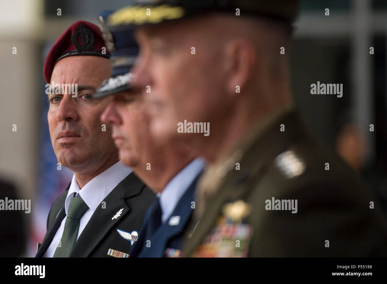 Marine Corps Gen. Joseph F. Dunford Jr., Vorsitzender des Generalstabs, trifft sich mit Generalleutnant Gadi Eisenkot, Generalstabschef, bei Israel Defense Force Hauptsitz in Tel Aviv, Israel, 9. Mai 2017. (Abt. der Verteidigung Stockfoto