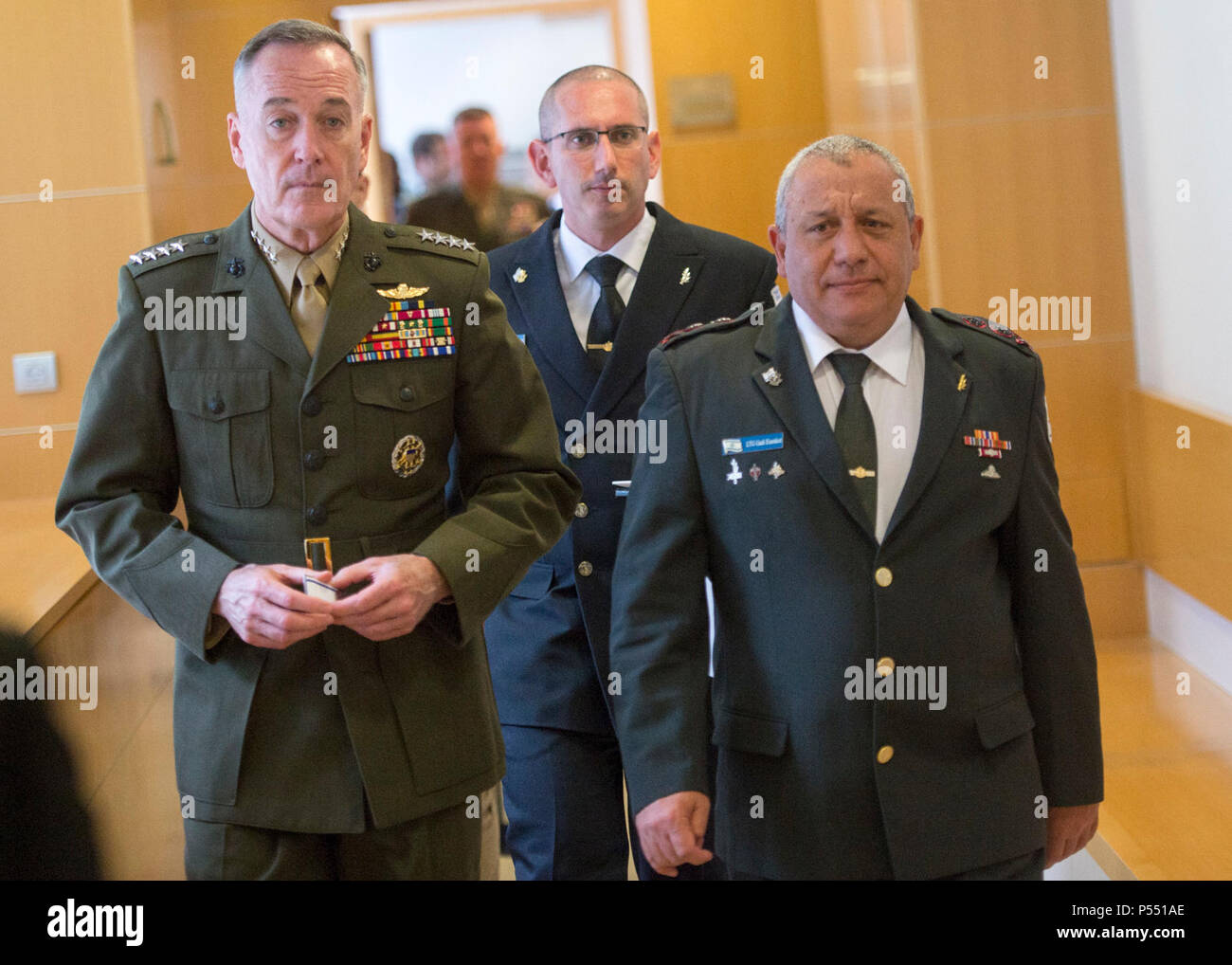 Marine Corps Gen. Joseph F. Dunford Jr., Vorsitzender des Generalstabs, trifft sich mit Generalleutnant Gadi Eisenkot, Generalstabschef, bei Israel Defense Force Hauptsitz in Tel Aviv, Israel, 9. Mai 2017. (Abt. der Verteidigung Stockfoto