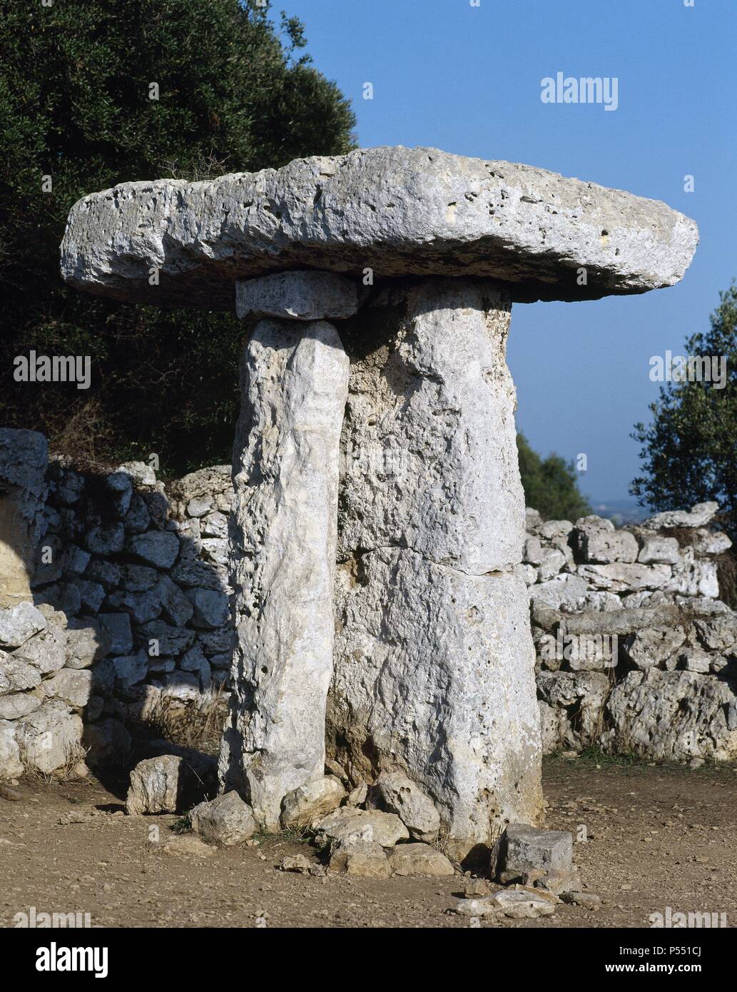 ARTE PREHISTORICO-EDAD METALES. EDAD DEL BRONCE. TAULA DE TORRE PUNTA TRENCADA. Las taulas Eran mesas en forma De 'T' que probablemente Eran utilizadas para el descarniamiento de los cadáveres y también con Caracter religioso. Alrededores de Ciutadella. MENORCA. Islas Baleares. España. Stockfoto