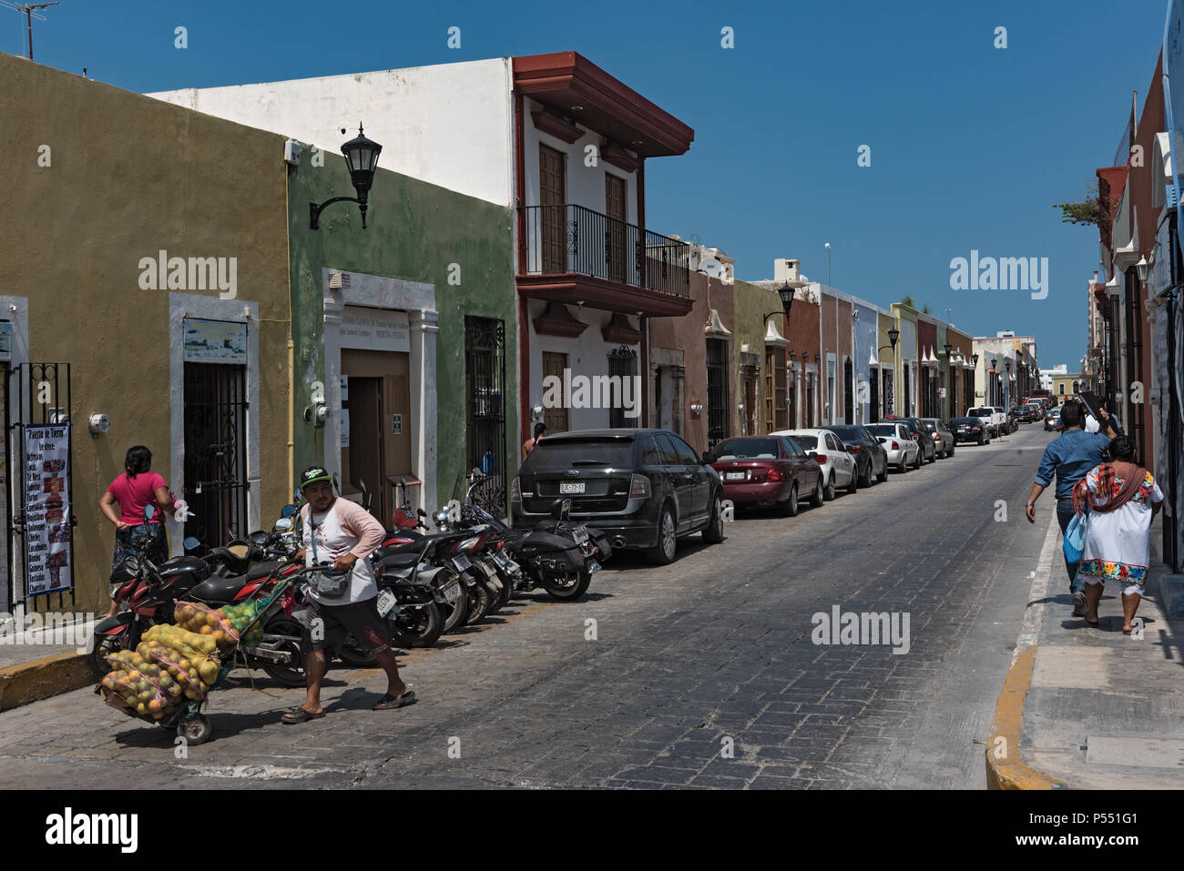 Enge Gasse in der Altstadt von Campeche, Mexiko Stockfoto