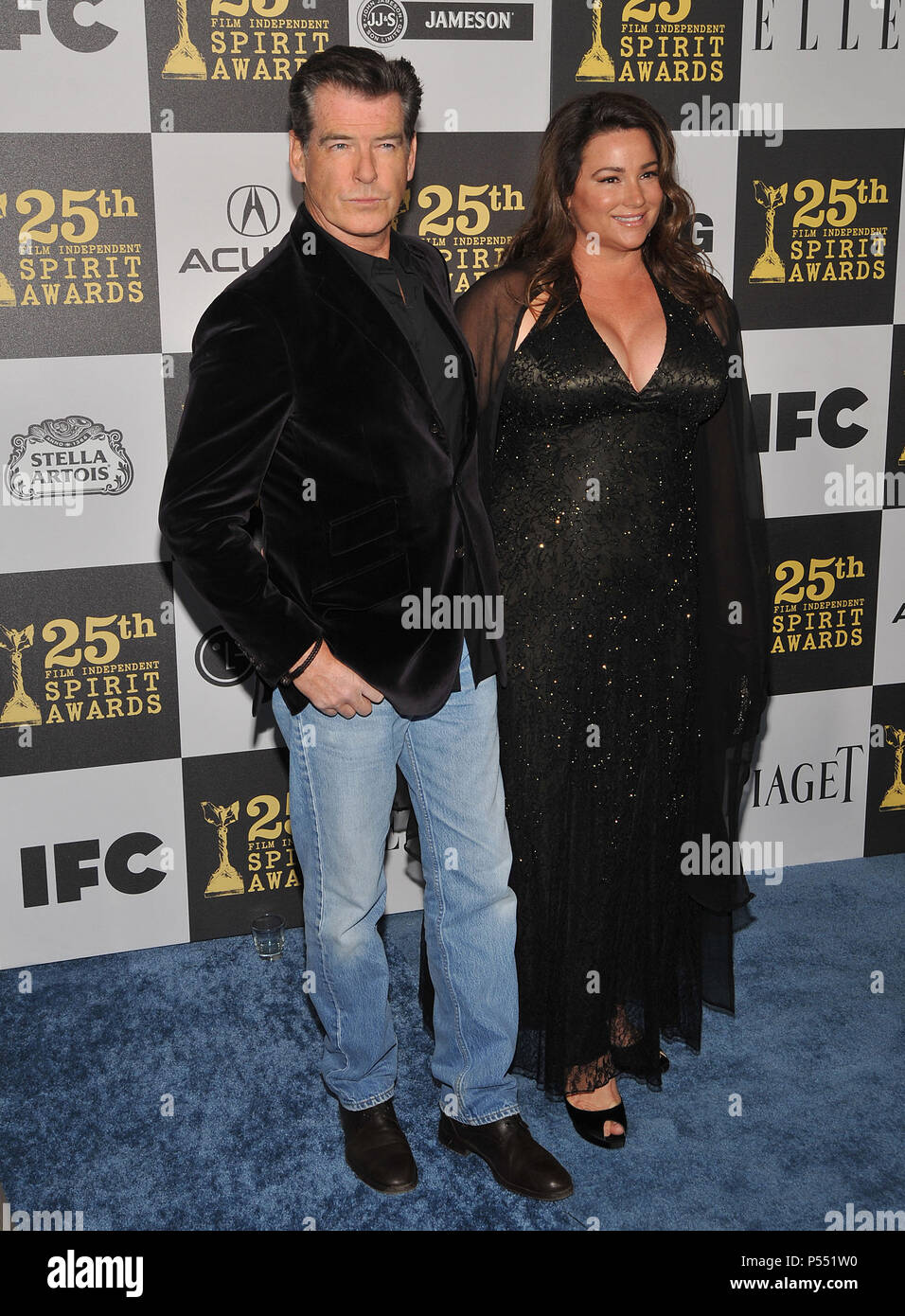 Pierce Brosnan_frau Keely Shaye Smith_82 - 25. Film Independent Spirit Awards im Nokia Theater in Los Angeles. Pierce Brosnan_frau Keely Shaye Smith_82 Veranstaltung in Hollywood Leben - Kalifornien, Red Carpet Event, USA, Filmindustrie, Prominente, Fotografie, Bestof, Kunst, Kultur und Unterhaltung, prominente Mode, Besten, Hollywood Leben, Event in Hollywood Leben - Kalifornien, Roter Teppich und backstage, Musik Prominente, Topix, Paar, Familie (Mann und Frau) und Kids - Kinder, Brüder und Schwestern anfrage tsuni@Gamma-USA.com, Kredit Tsuni/USA, 2010 Stockfoto