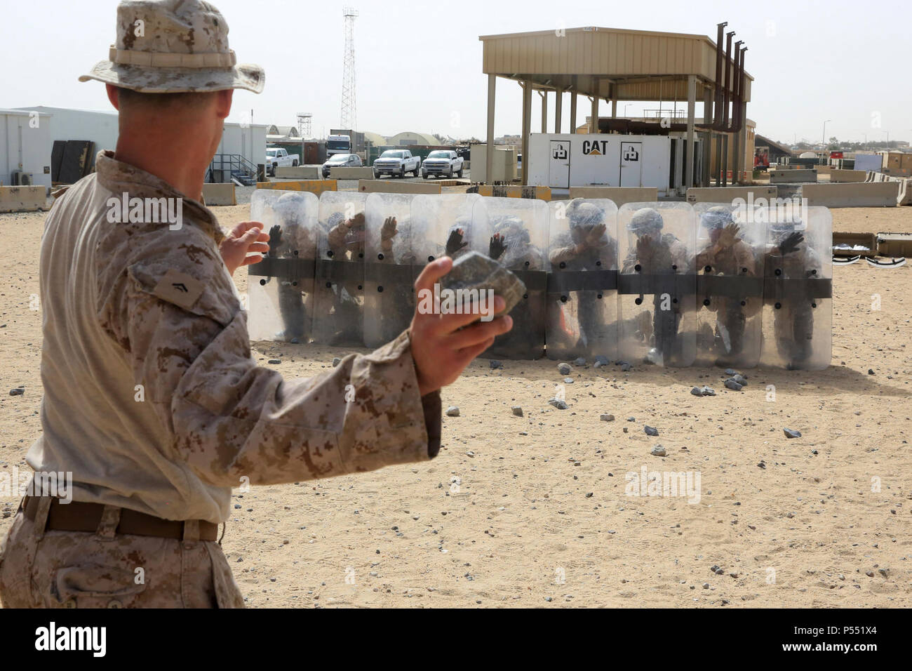 Us-Marines mit 1St Battalion, 7th Marine Regiment, Special Purpose Marine Air-Ground Task Force-Crisis Response-Central Befehl verwenden, ordnungsgemäße Abschirmung Techniken während einer Woche, nicht-tödliche Waffen Klasse während der vorwärtsfahrt im Nahen Osten, 9. Mai 2017 eingesetzt. Die Ausbildung stellt SPMAGTF Marines bereit sind, für eine Vielzahl von Szenarien, die über den Bereich der USCENTCOM Operationen auftreten können, zu reagieren. SPMAGTF-CR-CC ist eine gut ausgebildete Crisis Response Unit, die die Fähigkeit hat, combat Power über große Entfernungen mit Hilfe organischer Luftfahrt zu Projekt, Logistik- und Bodenkampf Vermögenswerte. Stockfoto