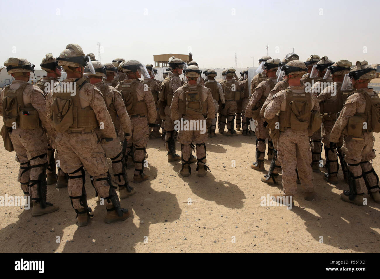 US-Marines mit 1. Bataillon, 7. Marineregiment, speziellen Zweck Marine Air-Ground Task Force-Krise Antwort-Central Command, erhalten eine kurze vor Durchführung von Riot Control-Techniken während einer einwöchigen nichttödliche Waffen-Klasse nach vorn in den Nahen Osten, 9. Mai 2017 bereitgestellt. Das Training stellt sicher, dass SPMAGTF Marines vorbereitet sind, reagieren auf eine Vielzahl von Szenarien, die über den Bereich der TERRORANSCHLÄGE der Operationen auftreten können. SPMAGTF-CR-CC ist eine gut ausgebildete Krise Reaktion Einheit, die die Fähigkeit, Projekt Kampfkraft über große Entfernungen mit organischen Luftfahrt, logistische und gemahlenem c Stockfoto