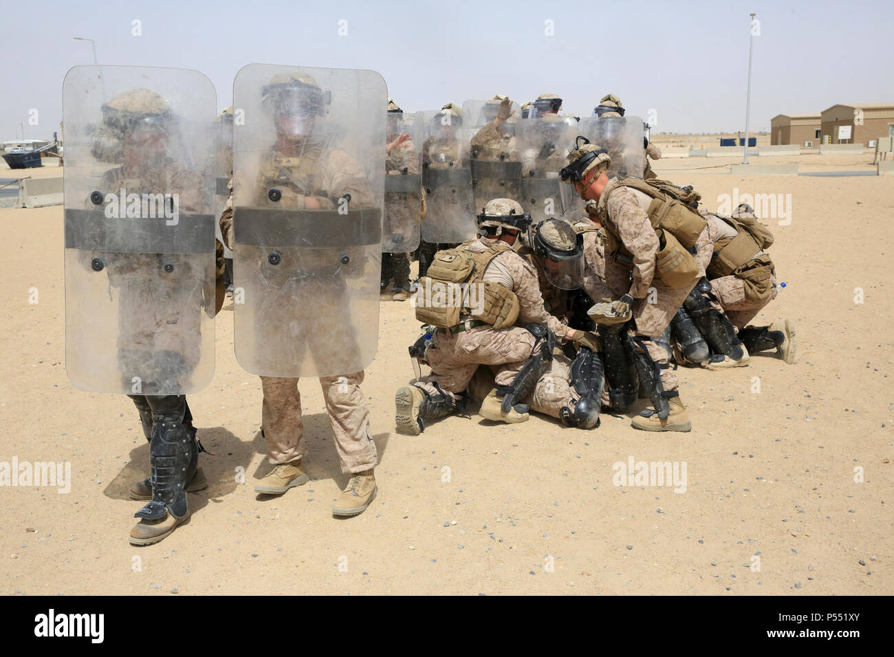 US-Marines mit 1. Bataillon, 7. Marineregiment, speziellen Zweck Marine Air-Ground Task Force-Krise Antwort-zentralen Befehl, verwenden die Nichteinhaltung Techniken auf einen simulierten Aggressor während einer einwöchigen nichttödliche Waffen training Klasse zwar nach vorne in den Nahen Osten, 9. Mai 2017 bereitgestellt. Das Training stellt sicher, dass SPMAGTF Marines vorbereitet sind, reagieren auf eine Vielzahl von Szenarien, die über den Bereich der TERRORANSCHLÄGE der Operationen auftreten können. SPMAGTF-CR-CC ist eine gut ausgebildete Krise Reaktion Einheit, die die Fähigkeit, Projekt Kampfkraft über weite Distanzen mit organischen Luftfahrt, Logistik, und grou Stockfoto